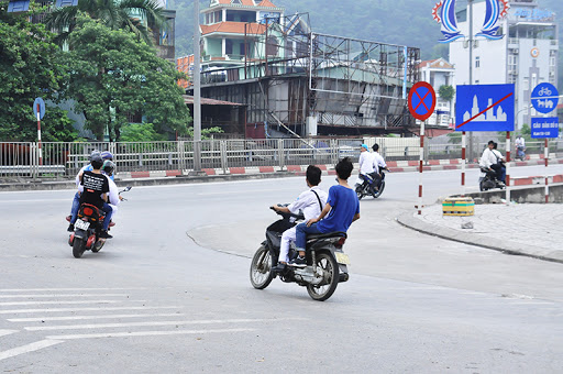 Thực trạng nhiều thanh niên không chấp hành đội mũ bảo hiểm khi tham gia giao thông